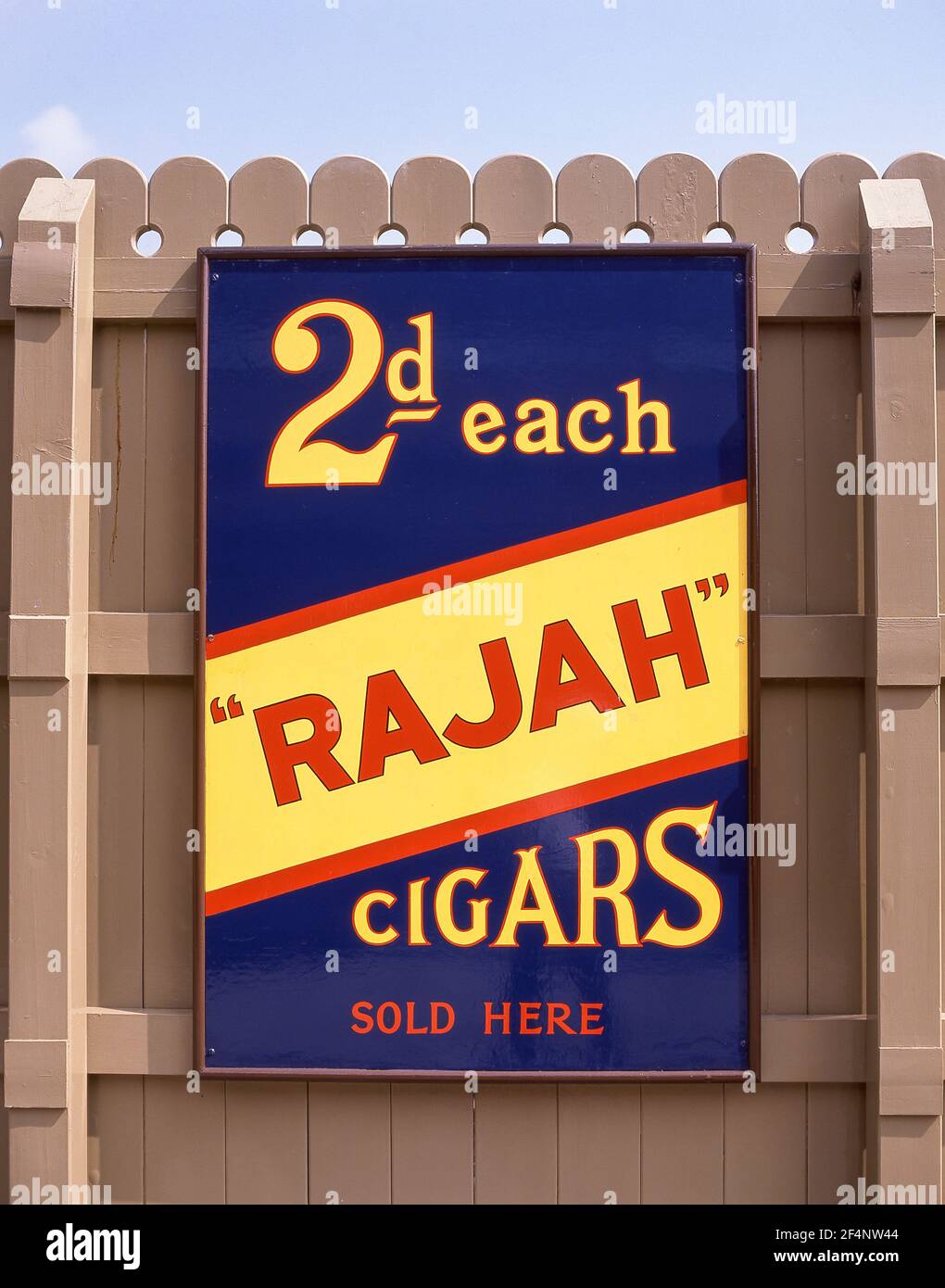 Vin‌tage Tin sigaro pubblicità segno, Royal Windsor Station, Windsor, Berkshire, Regno Unito Foto Stock