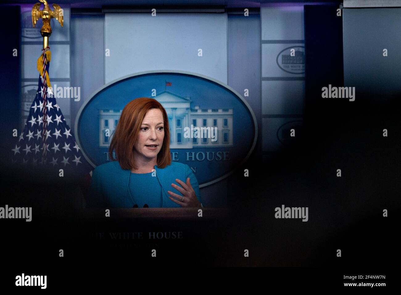 Jen Psaki, segretario stampa della Casa Bianca, interviene durante una conferenza stampa nella Sala Stampa Briefing di James S. Brady presso la Casa Bianca di Washington, DC, Stati Uniti, lunedì 22 marzo, 2021. Il team economico del presidente Joe Biden alla Casa Bianca è determinato a fare bene alla sua campagna elettorale per aumentare le tasse sui ricchi, incoraggiato dal montaggio di dati che mostrano come i ricchi d'America hanno fatto finanziariamente durante la pandemia. Credit: Andrew Harrer/Pool via CNP /MediaPunch Foto Stock