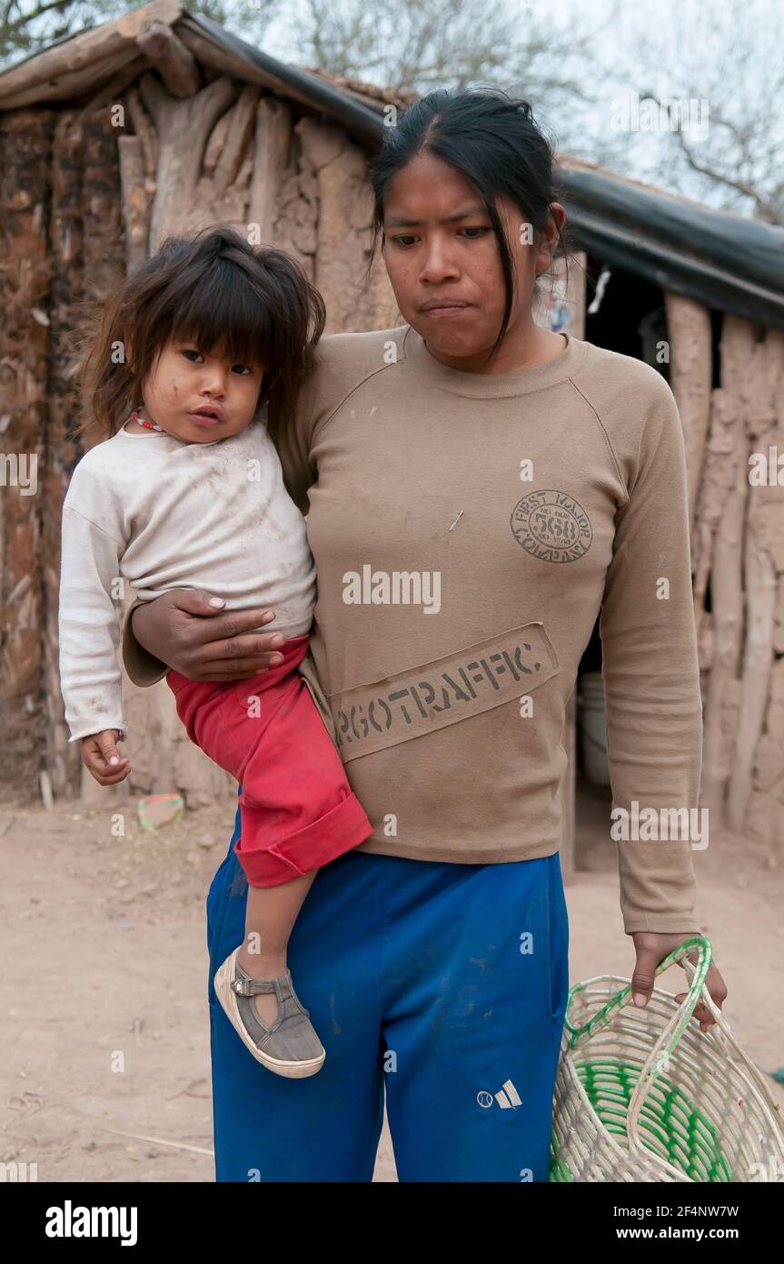 Provincia di Chaco. Argentino. 15-01-2019. Madre e figlia indigena nel loro villaggio nella provincia di Chaco, a nord dell'Argentina. Foto Stock