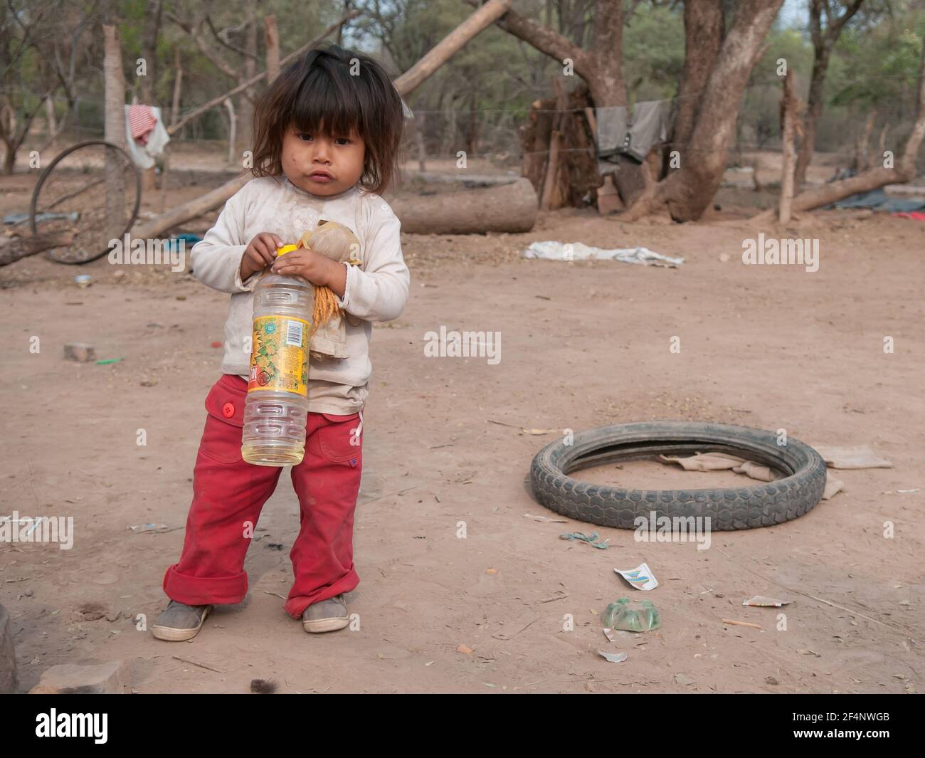 Provincia di Chaco. Argentino. 15-01-2019. Ritratto di una ragazza indigena nel suo villaggio nella provincia di Chaco, a nord dell'Argentina. Foto Stock