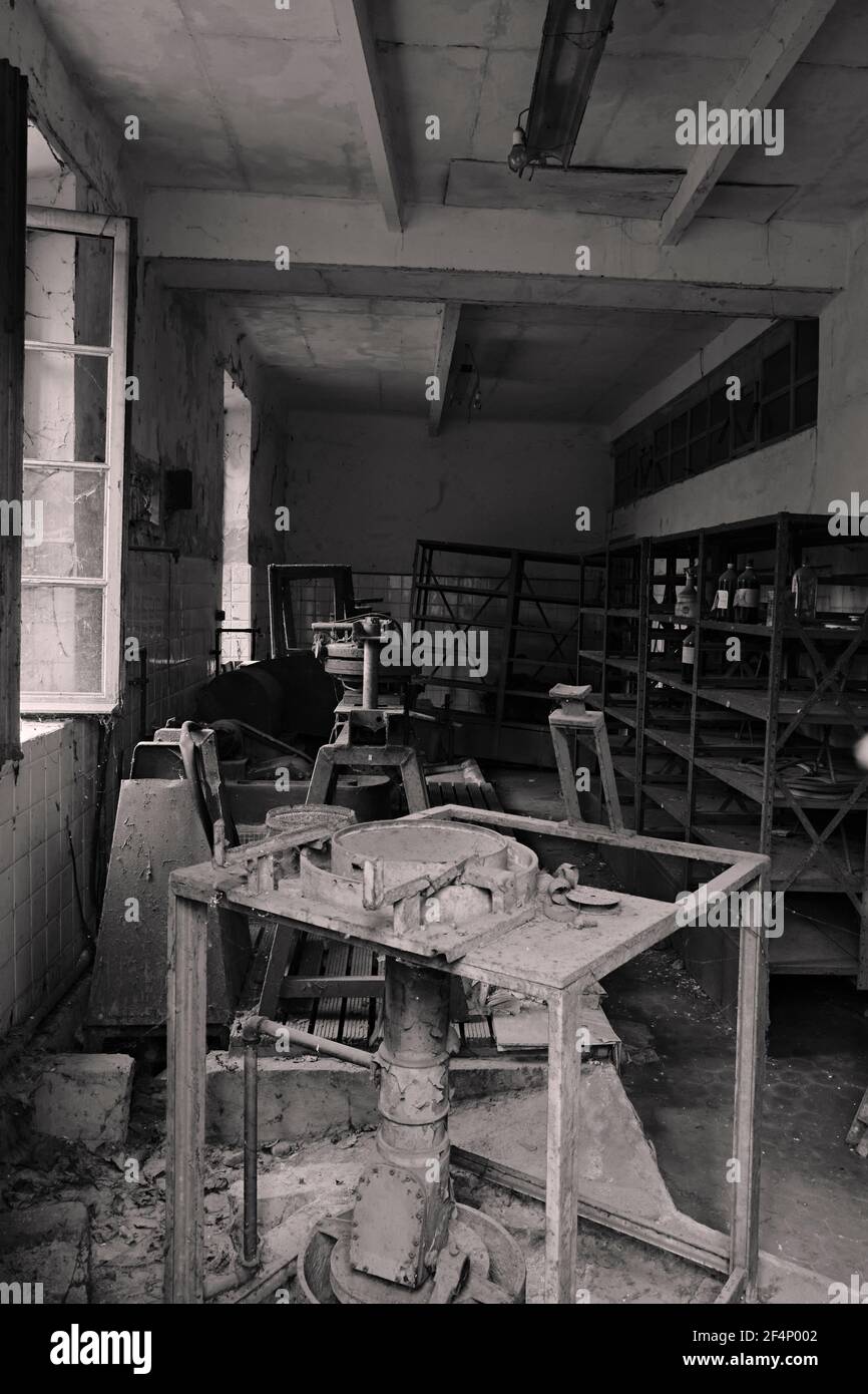 Vista interna di una vecchia fabbrica abbandonata Foto Stock