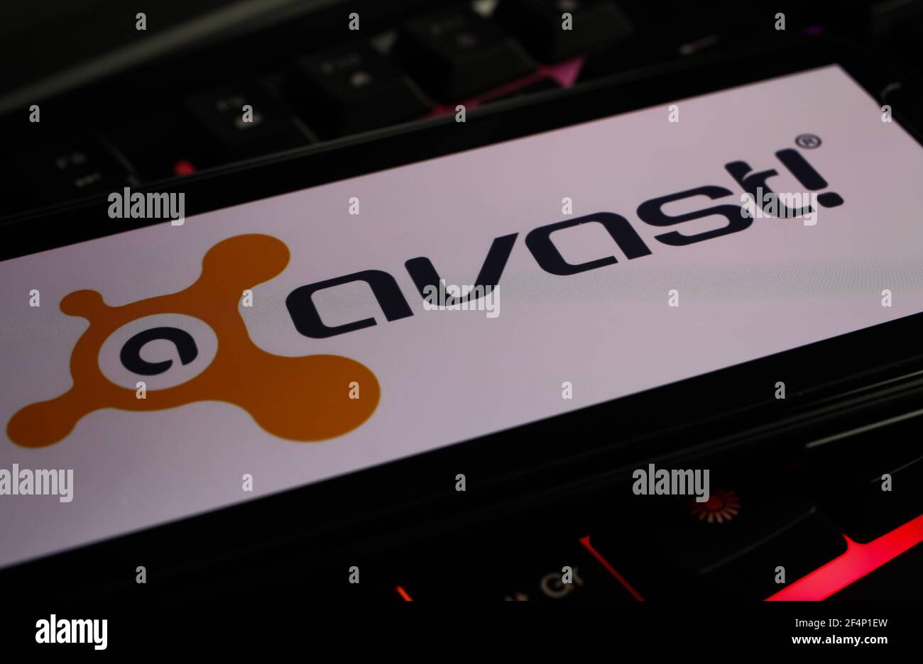 Viersen, Germania - 1 marzo. 2021: Closeup del telefono cellulare con la scritta del logo del software di sicurezza del computer anti virus avast sulla tastiera Foto Stock