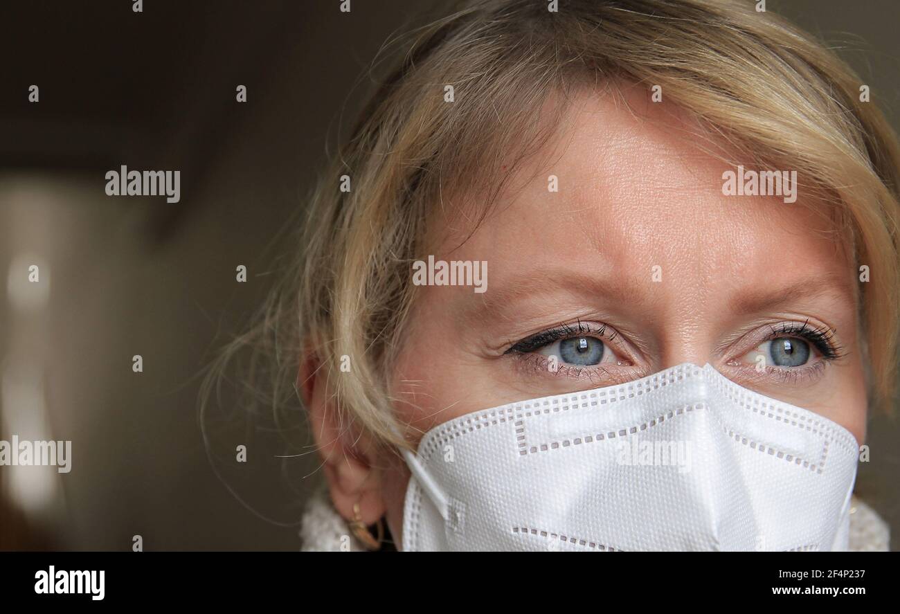 donna con maschera facciale che si protegge da covid-19 stock foto Foto Stock