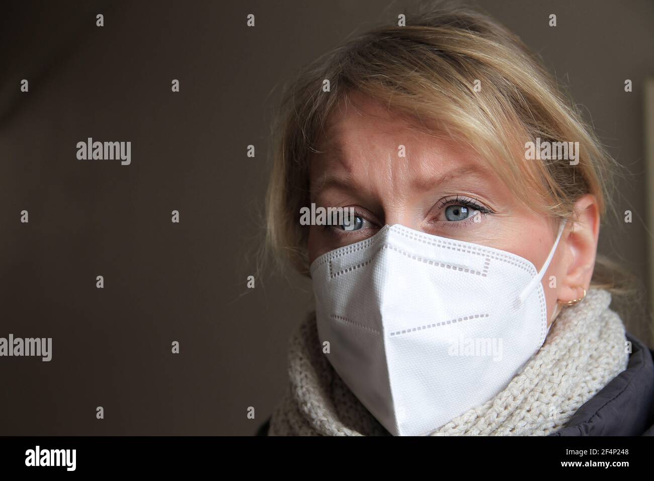 donna con maschera facciale che si protegge da covid-19 stock foto Foto Stock