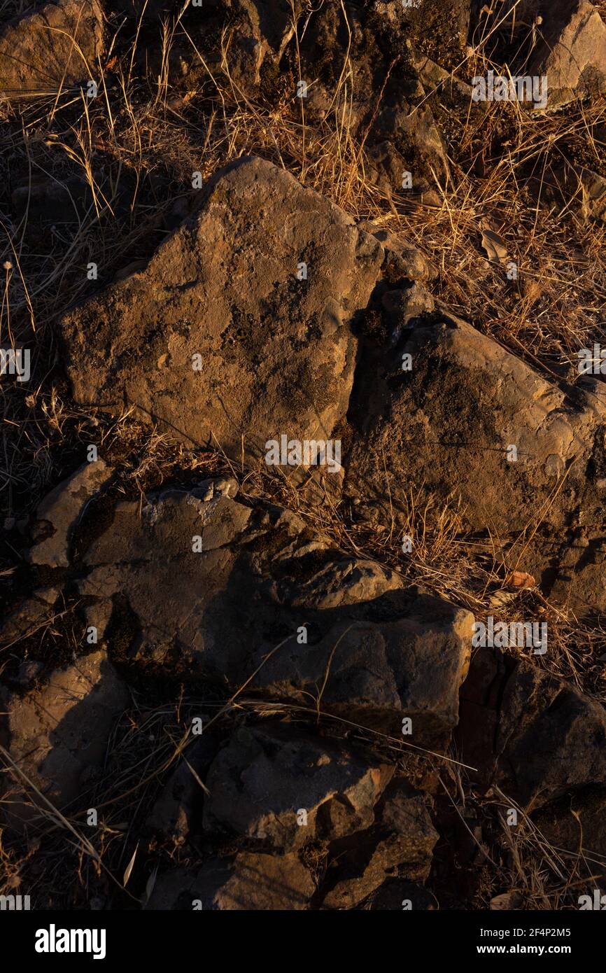 Pietre sulla strada all'ora d'oro nel sud dell'Andalusia, Spagna Foto Stock