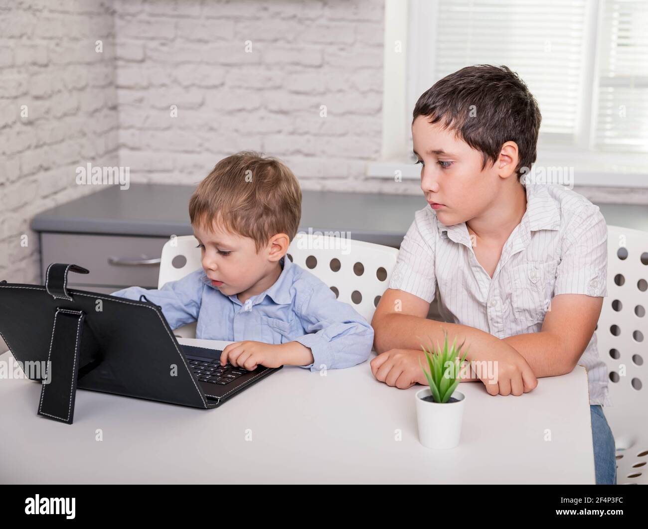 Prestano gli scolari a fare i suoi compiti con il tablet digitale a casa. Foto Stock