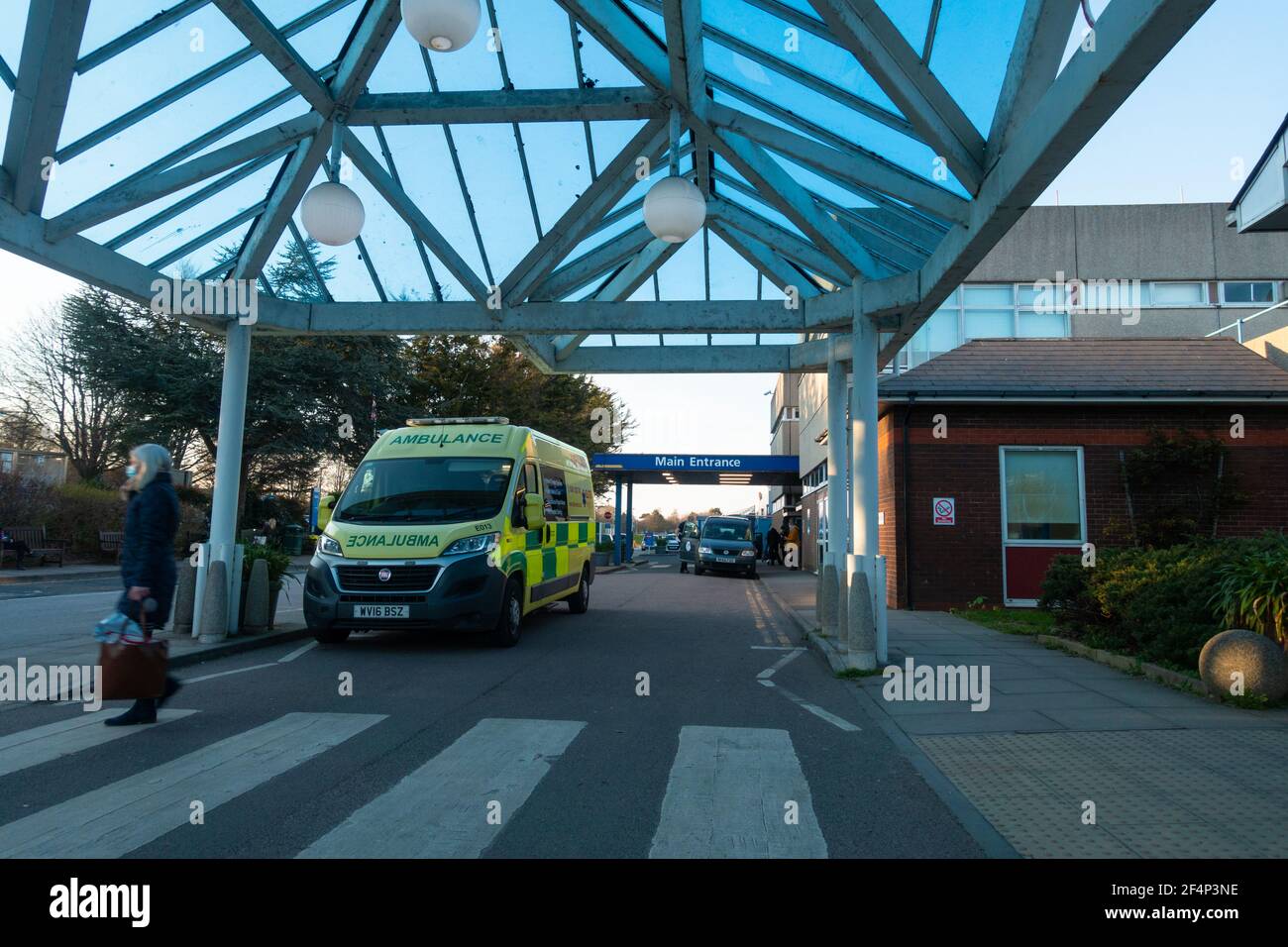 Eastbourne Hospital, ingresso principale, ambulanza in attesa, eastbourne, East sussex, regno unito Foto Stock