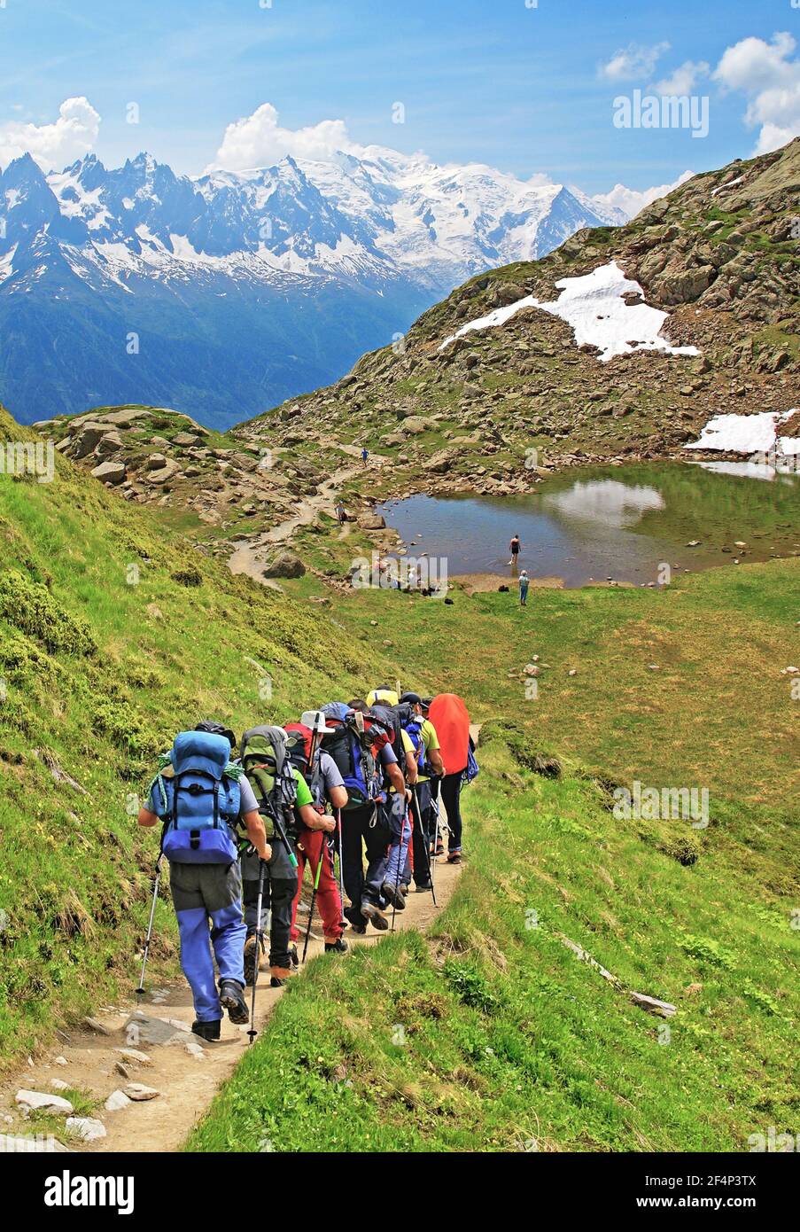 Escursionisti su un sentiero di alta montagna ai piedi del massiccio del Monte Bianco. Foto Stock
