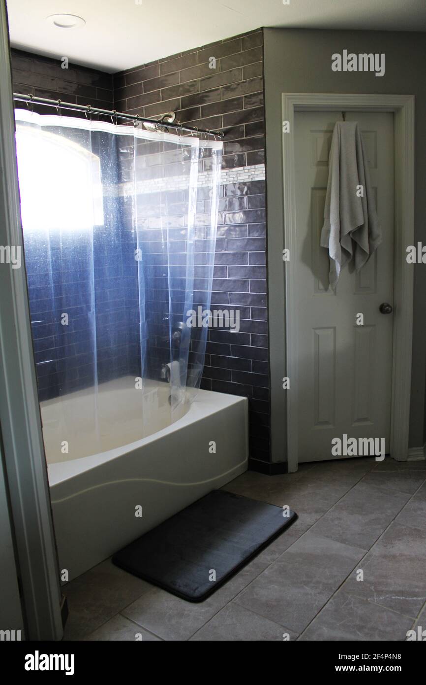 il mio bagno spazioso dispone di una grande combinazione di doccia e vasca e un armadio a muro Foto Stock