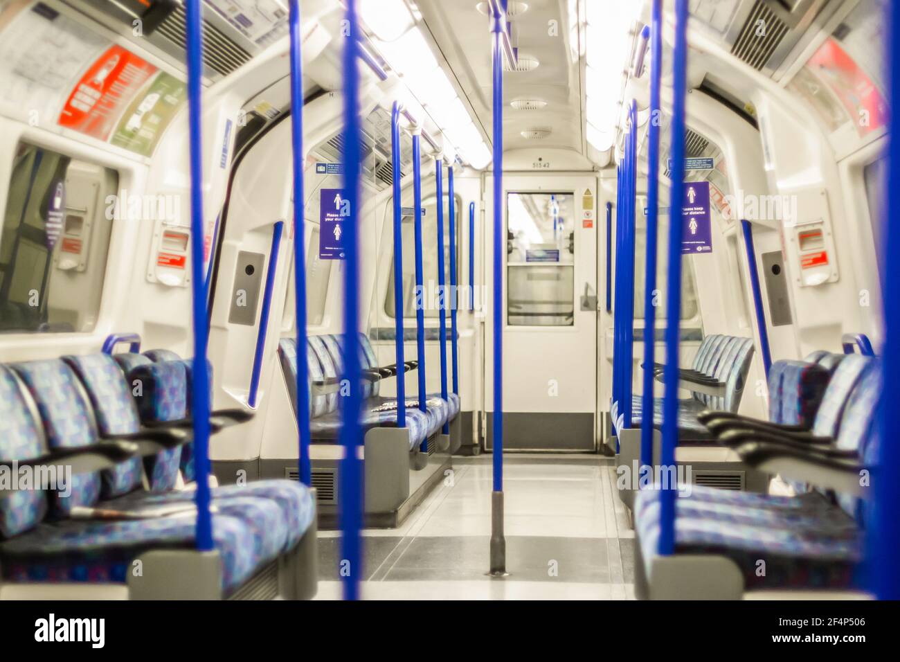 PARLIAMENT SQUARE, LONDRA, INGHILTERRA - 16 marzo 2021: Treno Piccadilly Line vuoto a Londra, durante l'ultimo blocco pandemico del coronavirus Foto Stock