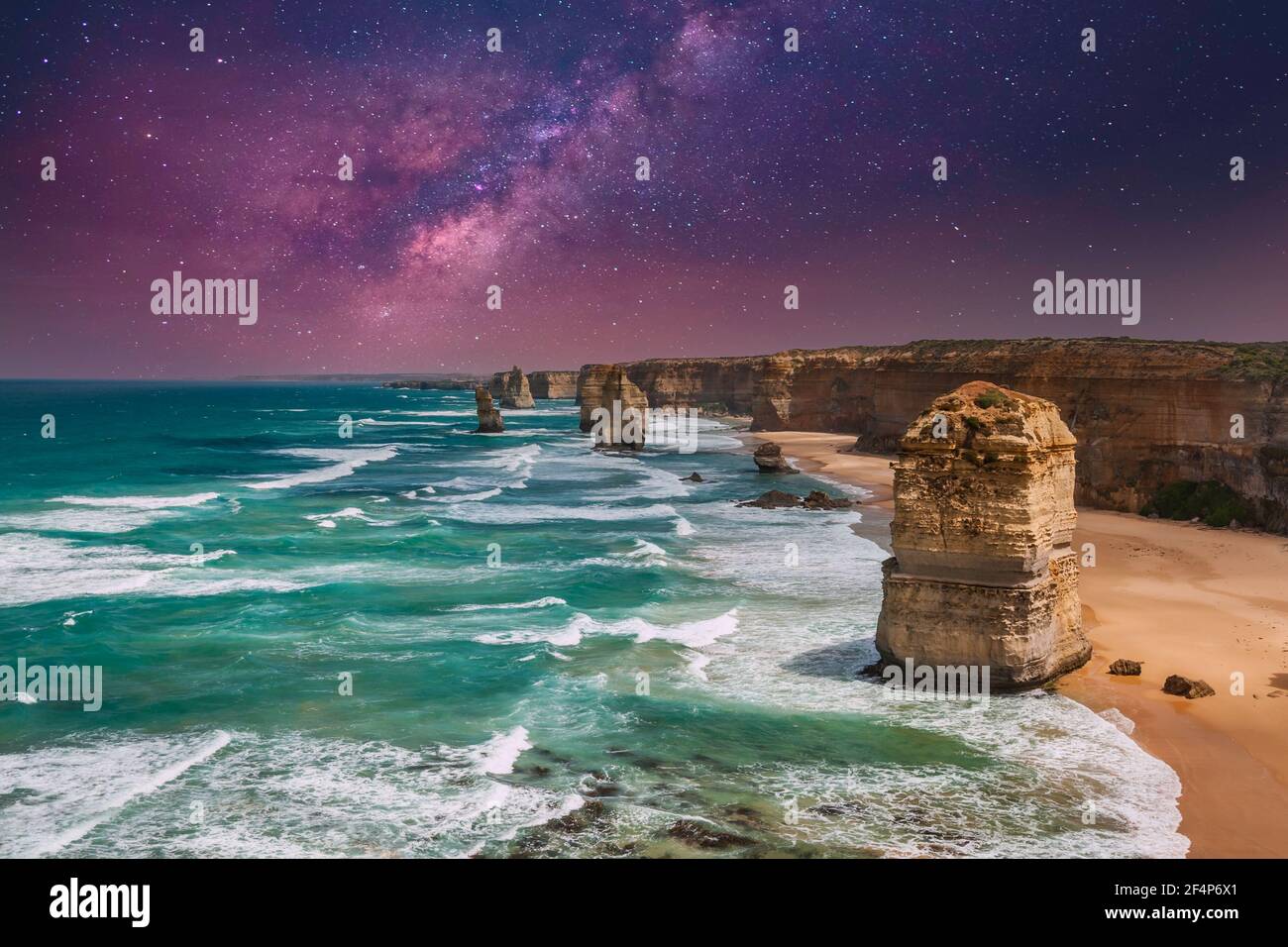 Blu verde oceano e paesaggio spiaggia con scogliere di sabbia e le onde con vista ravvicinata dei dodici apostoli e scogliere di notte a Victoria, Australia Foto Stock