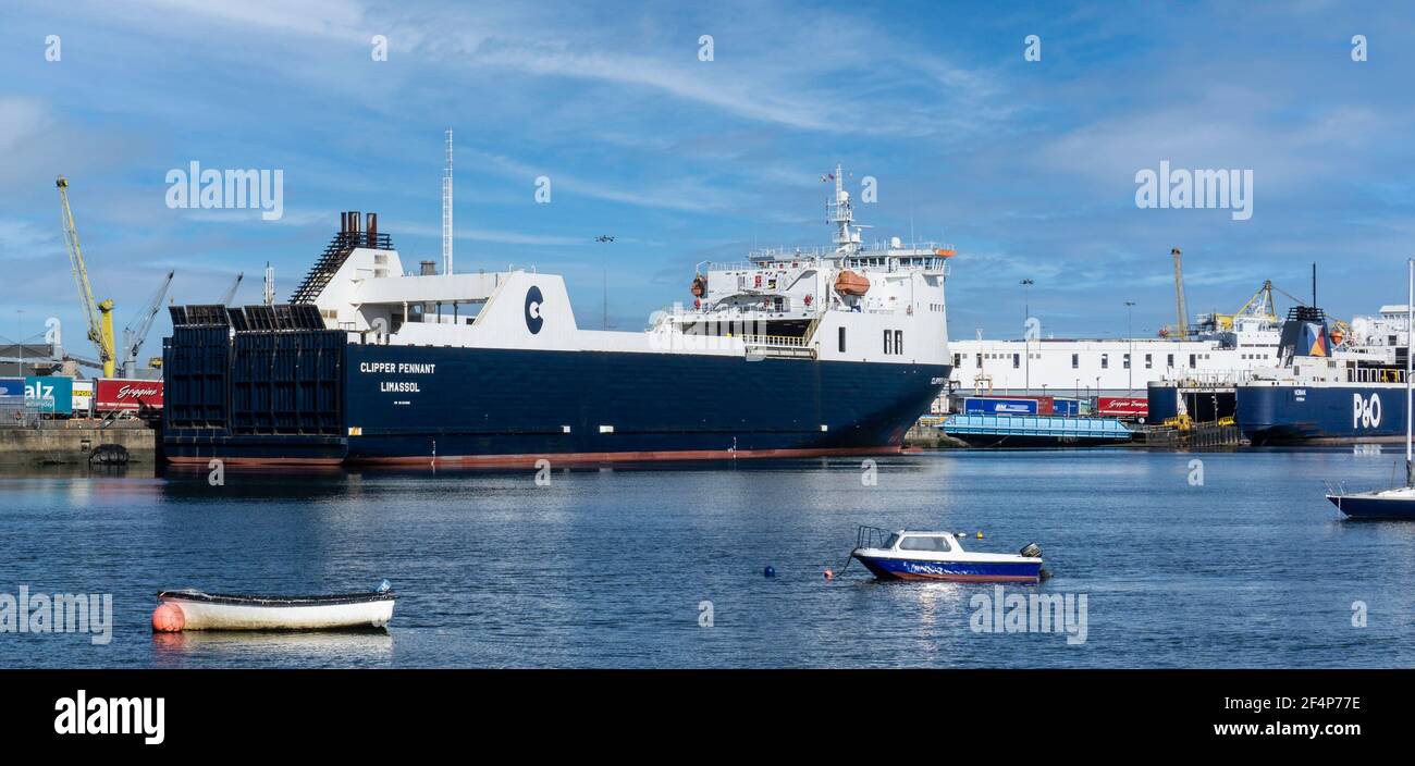 Il Clipper Pennant, un traghetto roll on/off ormeggiato qui nel porto di Dublino, Irlanda. È registrato a Limasol Cipro. Ha una stazza lorda di 15759. Foto Stock