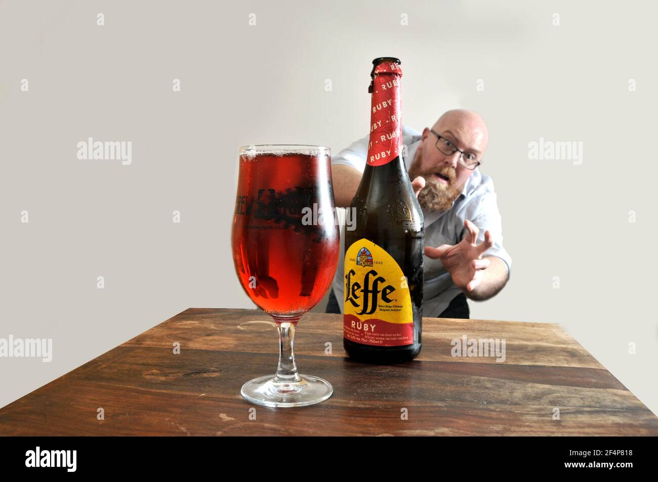 Uomo di bere birra Foto Stock
