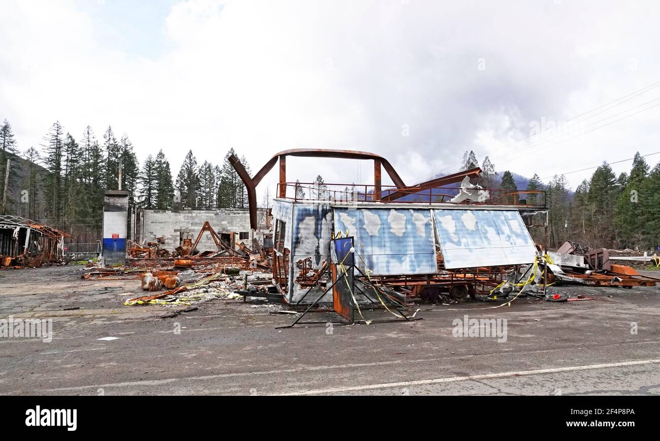 I resti incantati del piccolo villaggio di Blue River, Oregon, a seguito dell'incendio della foresta di Holiday Farm che ha spazzato giù la McKenzie River Valley Foto Stock