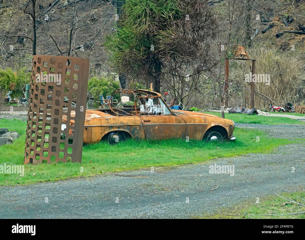 I resti incantati del piccolo villaggio di Blue River, Oregon, a seguito dell'incendio della foresta di Holiday Farm che ha spazzato giù la McKenzie River Valley Foto Stock