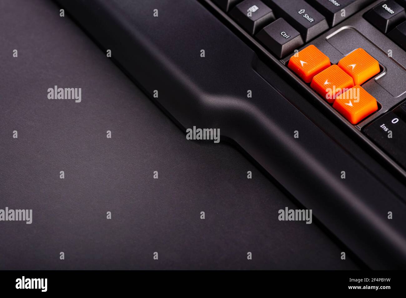 Tasti freccia arancione su una tastiera nera, pulsanti su, giù, sinistra, destra sulla tastiera di un computer di gioco. Foto Stock