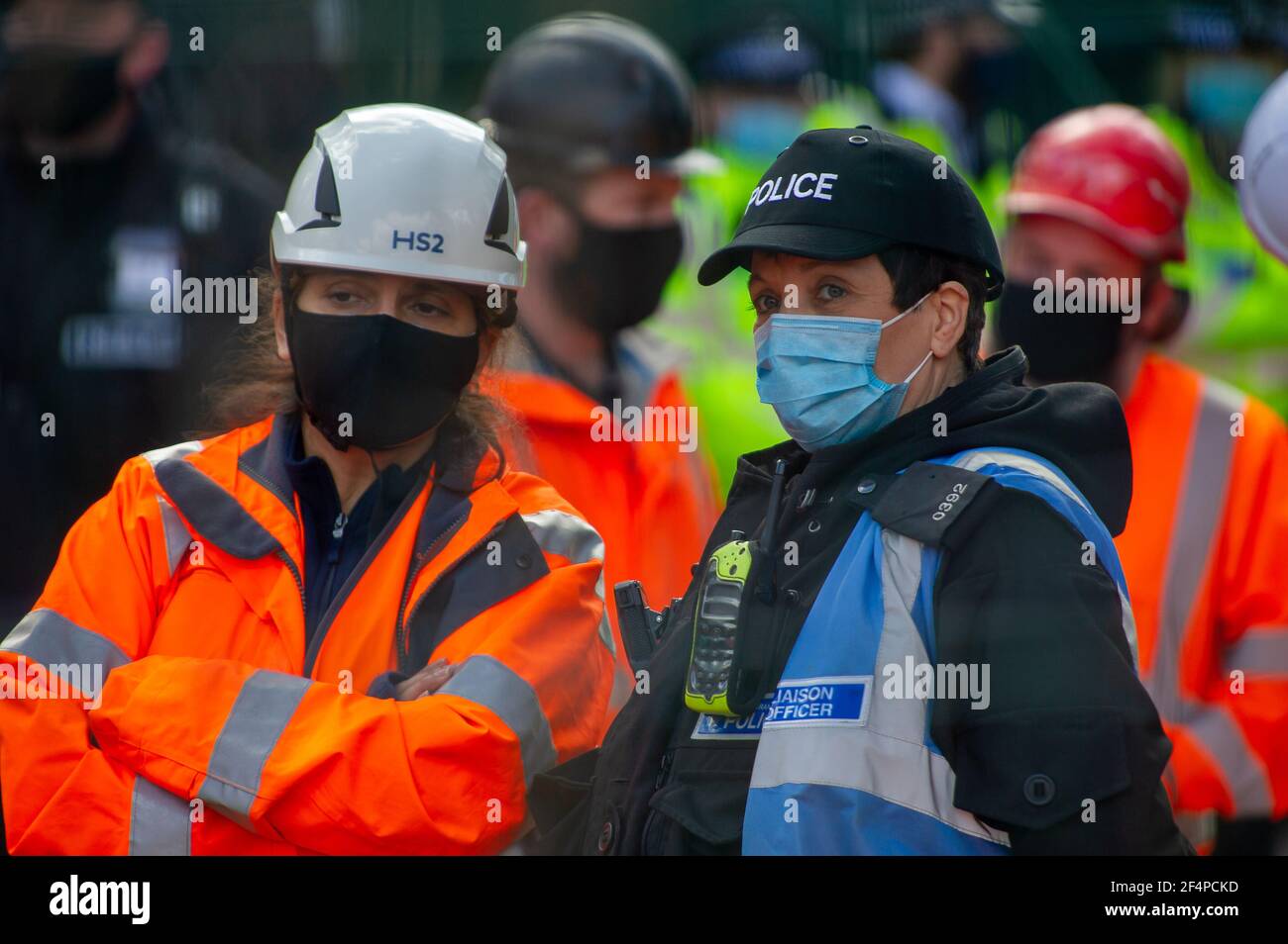 Denham, Regno Unito. 22 Marzo 2021. Oggi più di 50 Bailiffs del team nazionale di Eviction e la sicurezza HS2 hanno sfrattato gli attivisti ambientali di Stop HS2 da una torre di protesta pallet nel Denham Country Park. I manifestanti stanno cercando di impedire a HS2 di distruggere una vasta area boschiva. La rete ha tagliato i manifestanti fuori delle torri e sono stati poi arrestati dalla polizia MET che stavano lavorando con HS2 Ltd. HS2 stanno costruendo la altamente controversa High Speed Rail da Londra a Birmingham. Credit: Maureen McLean/Alamy Live News Foto Stock