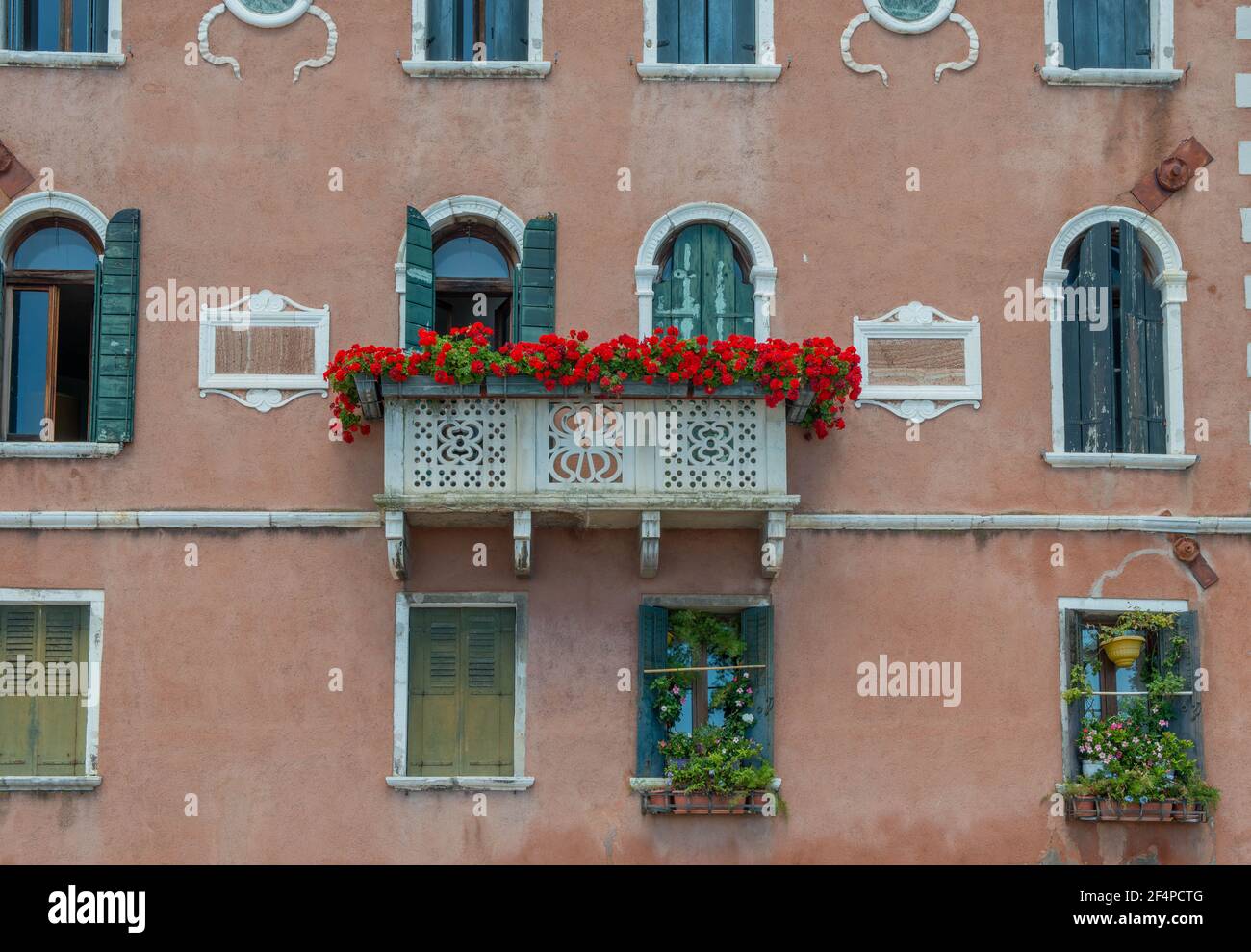 Balcone in marmo con fiori a Venezia Foto Stock