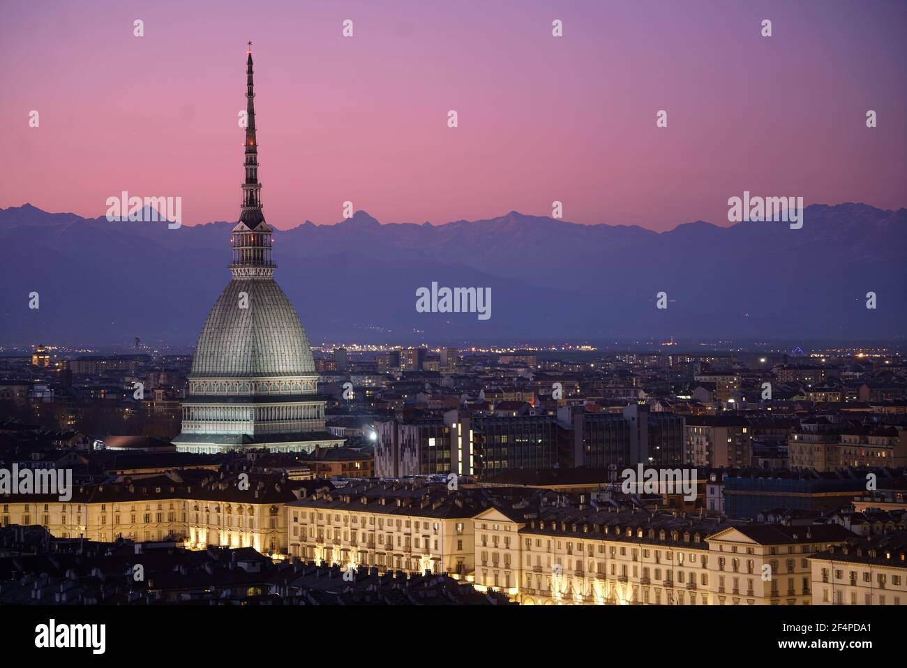 Vista notturna della Mole Antonelliana illuminata. Torino, Italia - Marzo 2021 Foto Stock