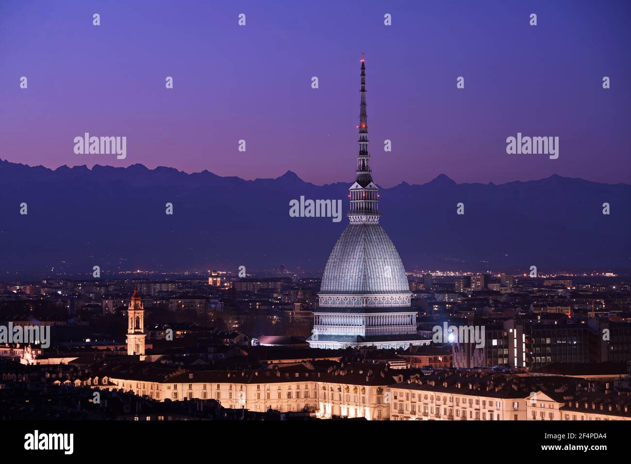 Vista notturna della Mole Antonelliana illuminata. Torino, Italia - Marzo 2021 Foto Stock