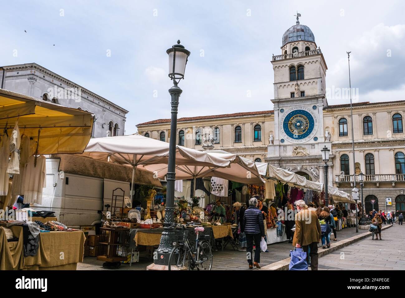 Piazza Signori con il suo mercato giornaliero e l'orologio della Torre dell' Orologio torre di Padova Italia Foto stock - Alamy