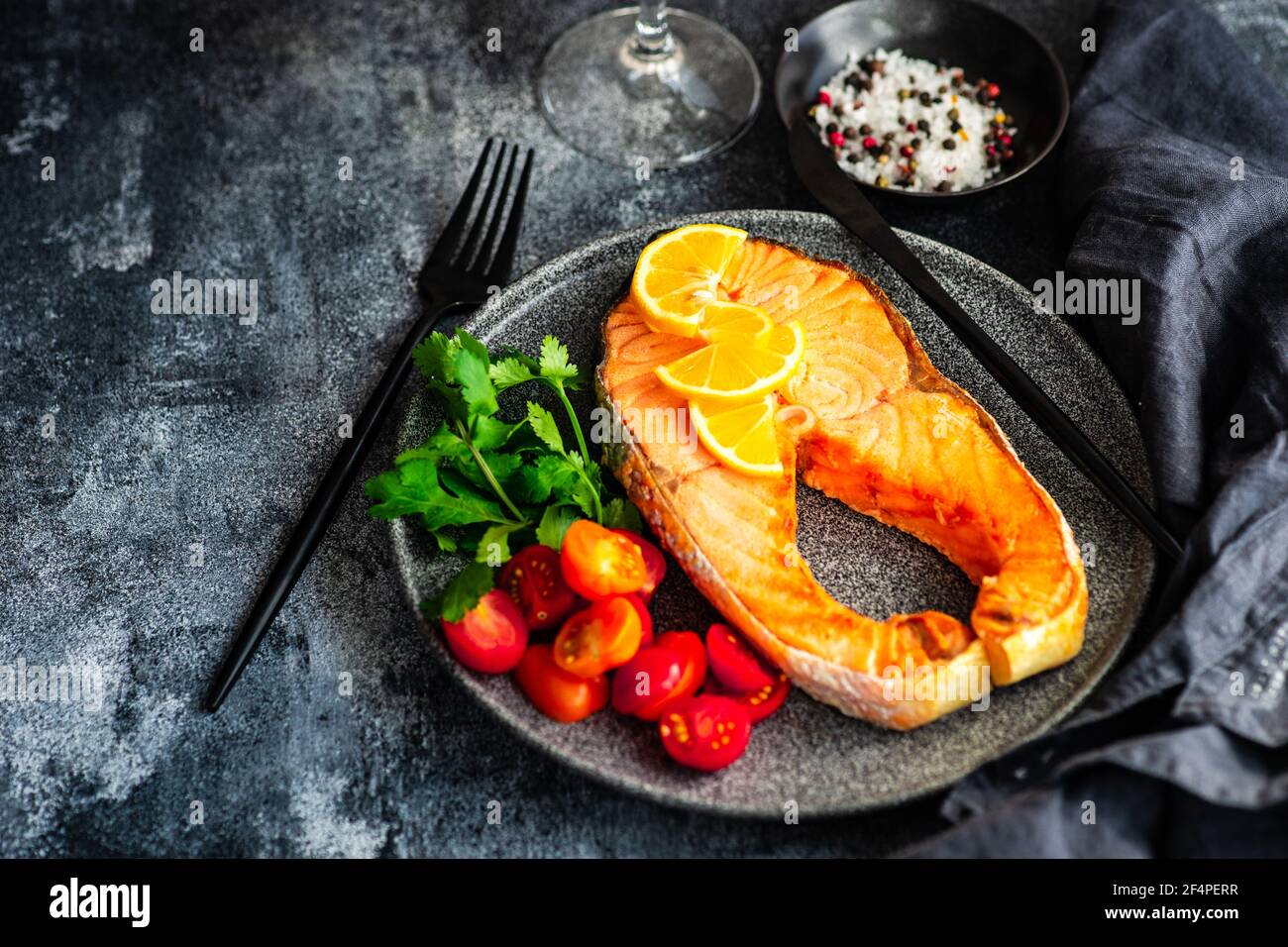 Sana cena con bistecca di salmone Foto Stock