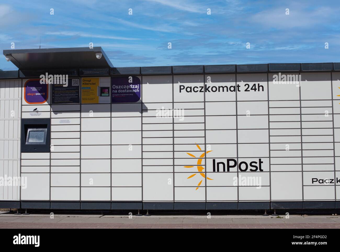Poznan, Polonia - 21 Marzo 2021:il raccoglitore di pacchi in posta della rete Allegro Foto Stock