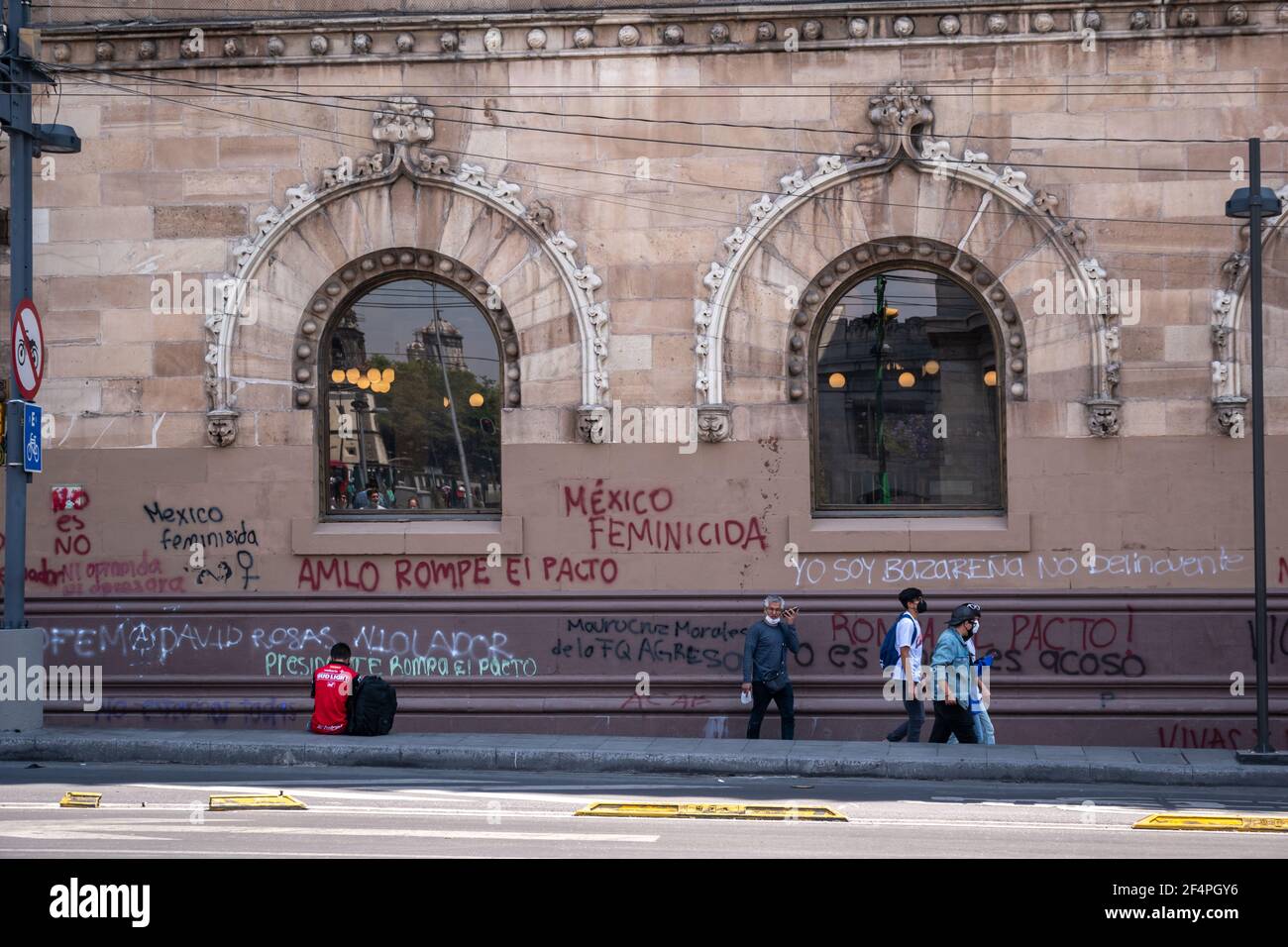 Messico, Città del Messico, 13 marzo 2021, nella via di 'Eje Central, Lazaro Cardenas' sono mostrate le pareti dipinte dalla marcia per la Giornata della Donna. Foto Stock