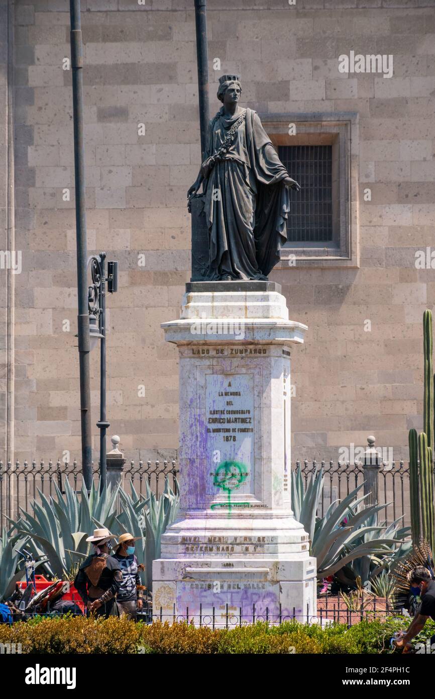 Messico, Città del Messico 13 marzo 2021, nella via di 'Monte de Piedad' si può vedere il monumento in memoria di 'Enrico Martinez' che è stato vandalizzato Foto Stock