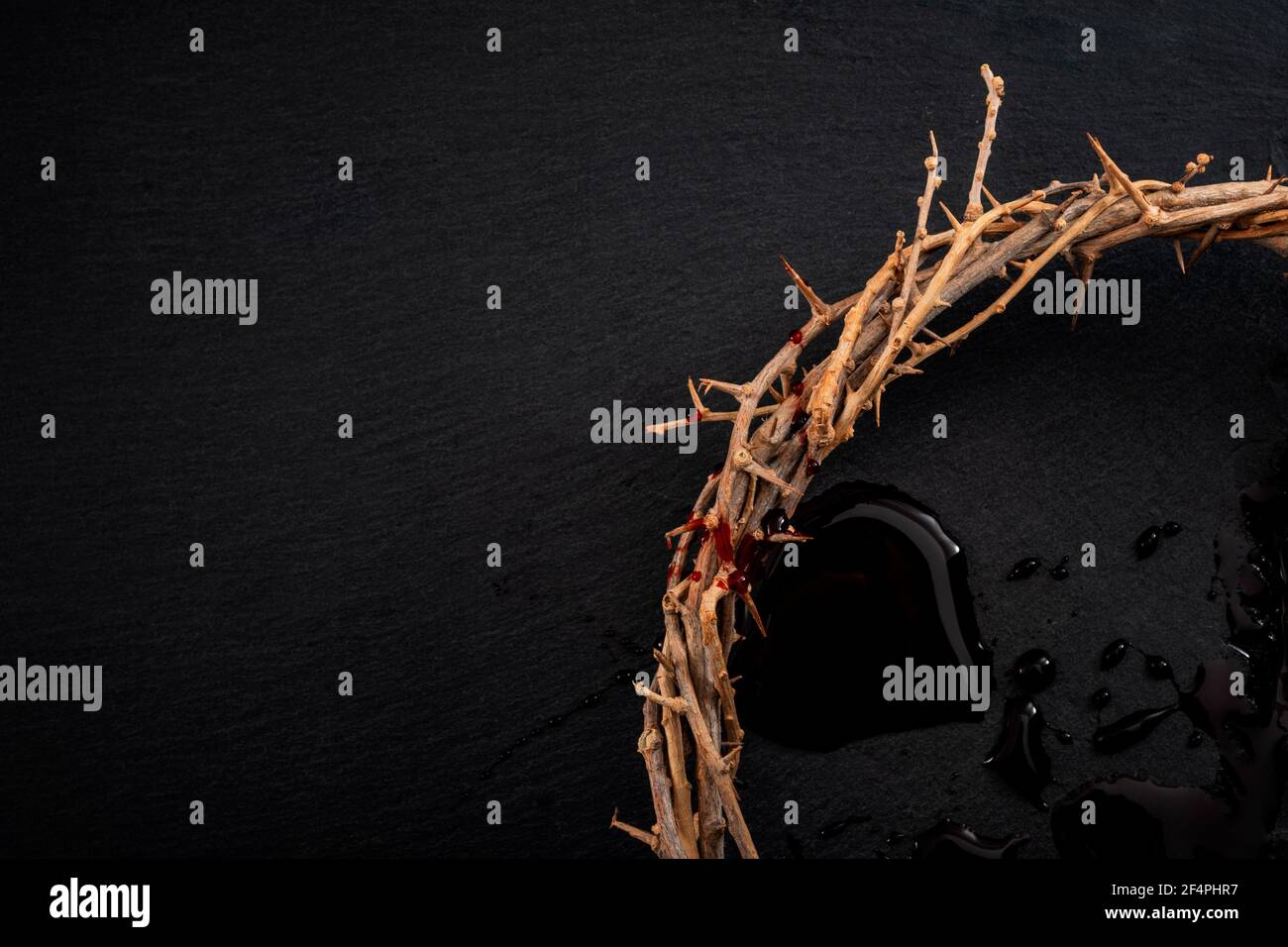 Vacanze di Pasqua, celebrazione cristiana della risurrezione di Gesù e del concetto di Passione di Cristo, da vicino su una corona di spine ricoperte di sangue Foto Stock