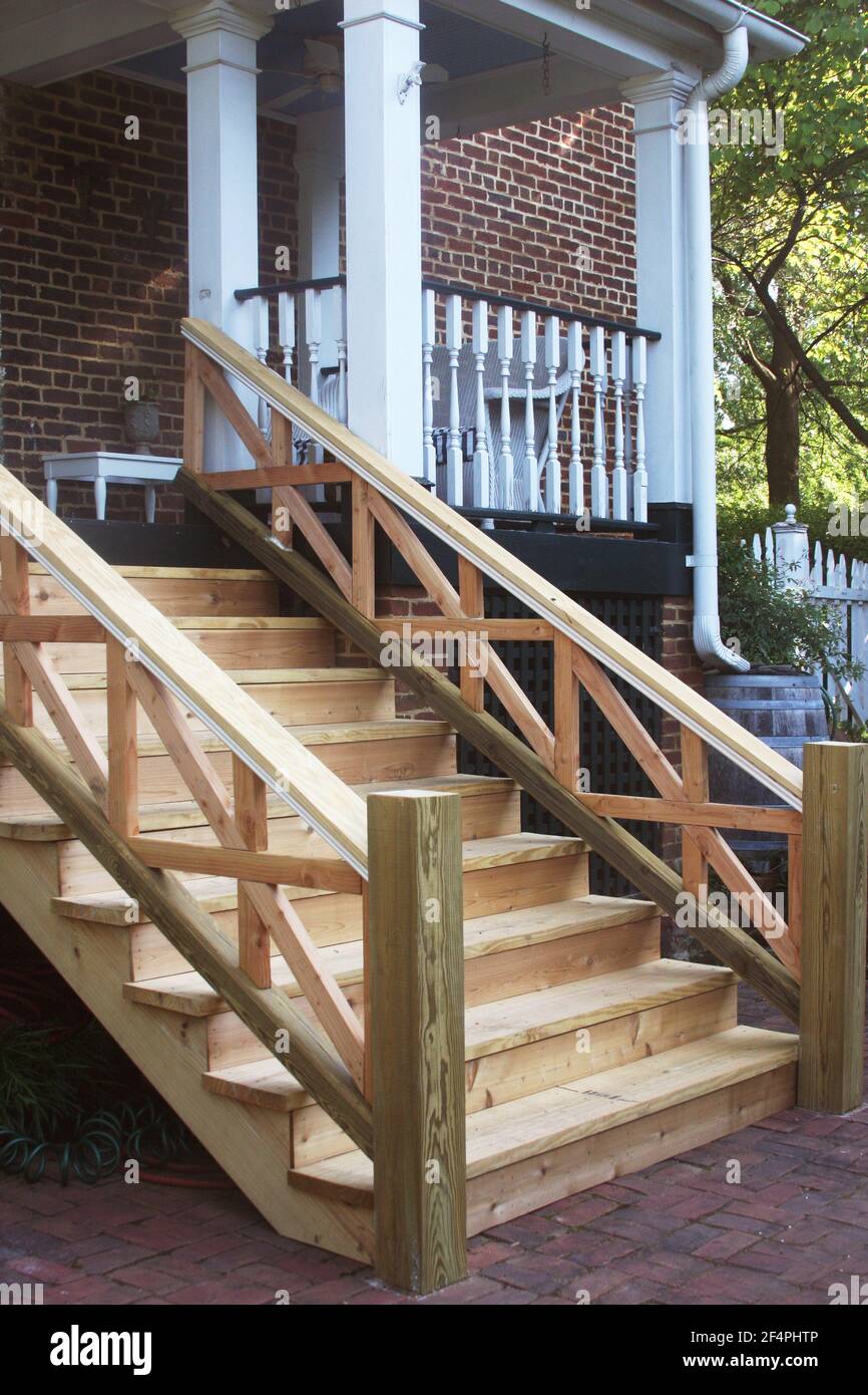 Nuove scale in legno al portico di una proprietà privata negli Stati Uniti Foto Stock