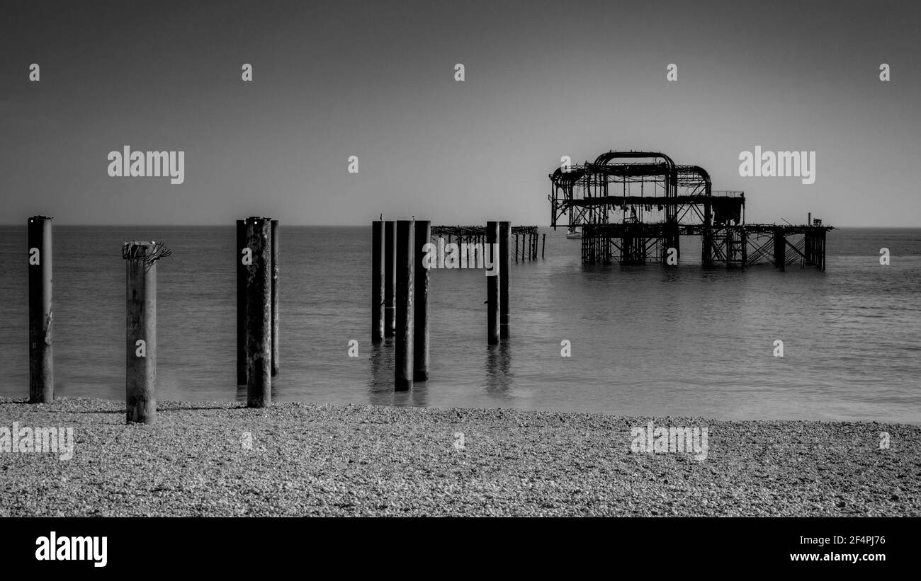 Resti del molo ovest a Brighton, il vecchio molo costruito nel 1866 e bruciato nel 1975 in Inghilterra, Regno Unito in bianco e nero Foto Stock