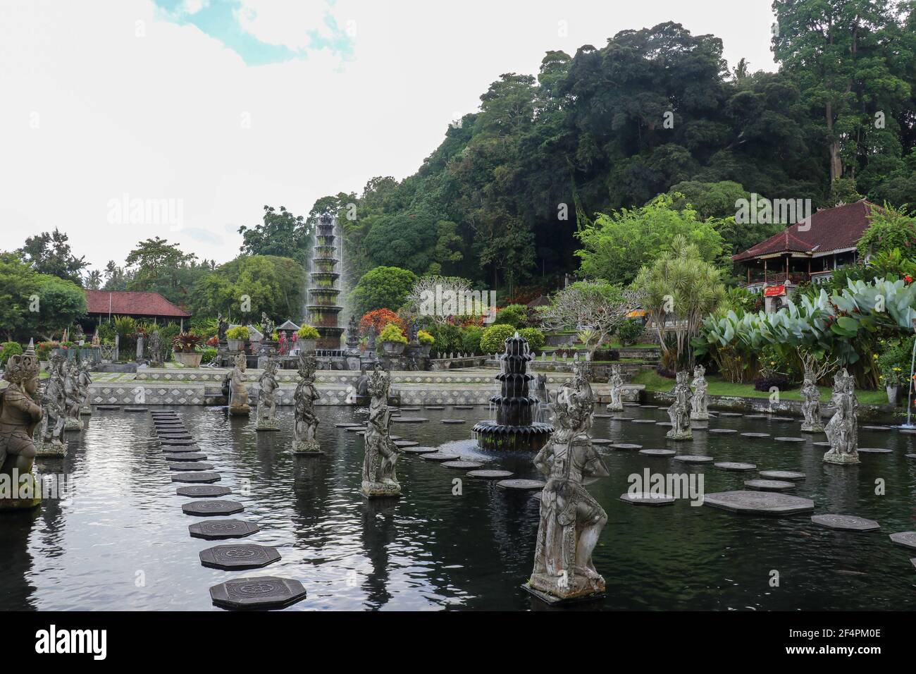 Statua balinese nel Palazzo d'acqua di Tirta Gangga in Oriente Bali Foto Stock