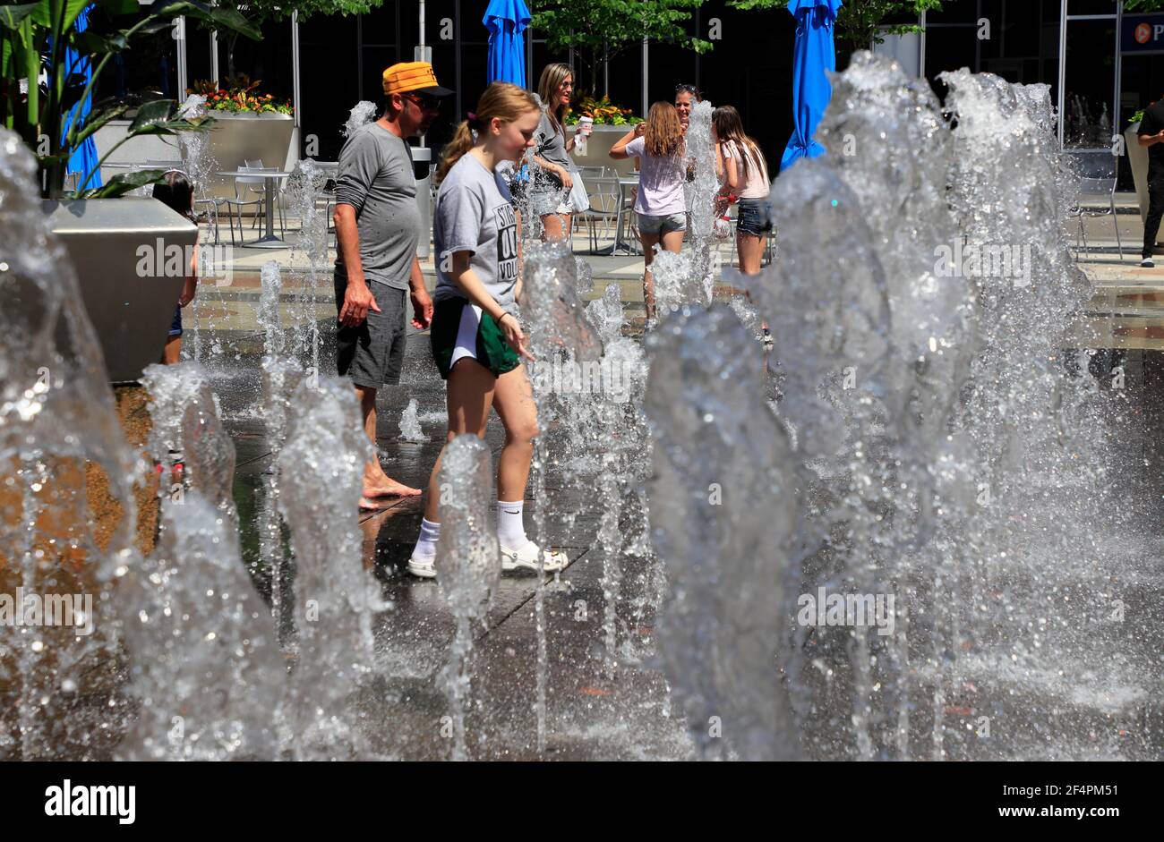 I bambini giocano nella fontana nella piazza del PPG Posto nel centro di Pittsburgh.Pennsylvania.USA Foto Stock