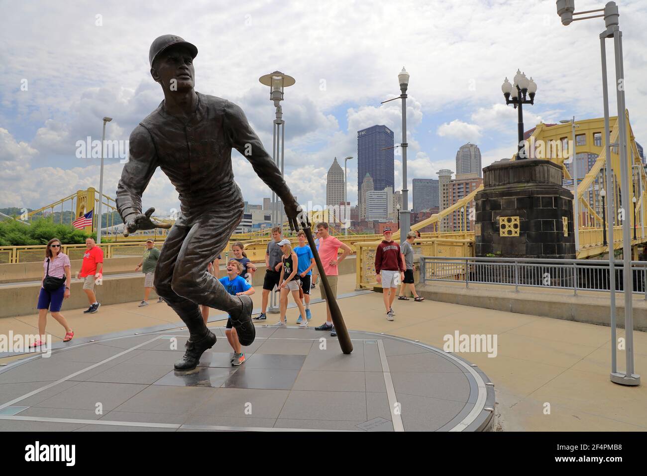 Statua di Roberto Clemente nel parco PNC con il Ponte Roberto Clemente E nel centro di Pittsburgh in background.Pittsburgh.Pennsylvania.USA Foto Stock
