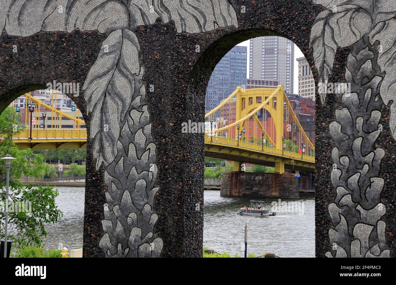 La vista del ponte Andy Warhol sul fiume Allegheny e. Centro di Pittsburgh da Piazza lavoro e sculture Mythic Source in North Shore.Pittsburgh.Pennsylvania.USA Foto Stock