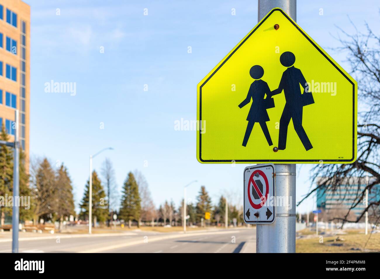 Ottawa, Canada - 19 marzo 2021: Insegna School ahead sulla strada a Ottawa, Canada Foto Stock