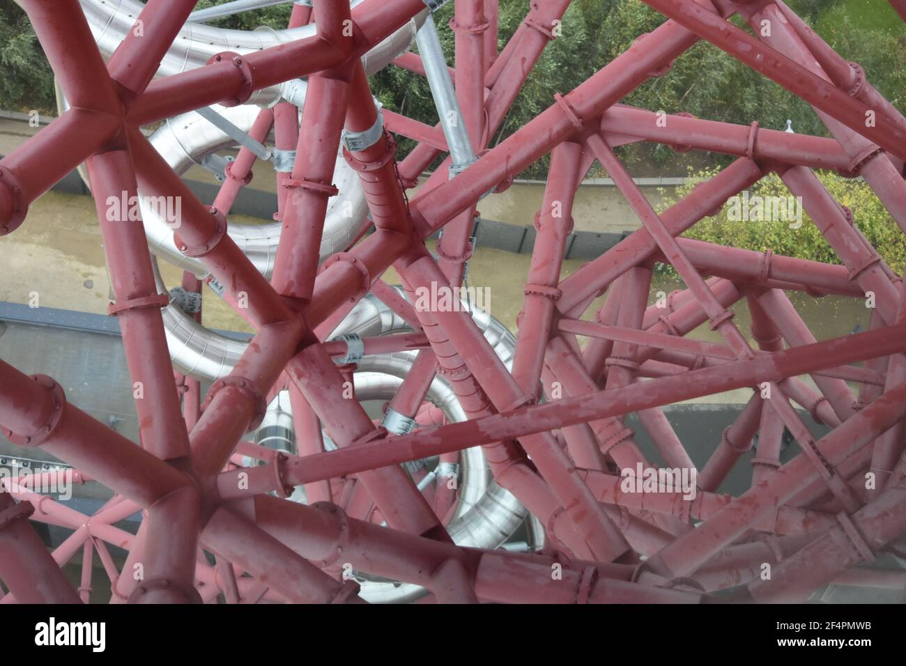 Modello di tubi strutturali. Presenta lo scivolo a tunnel più lungo e più alto del mondo. ArcelorMittal Orbit, Queen Elizabeth Olympic Park a Stratford Foto Stock