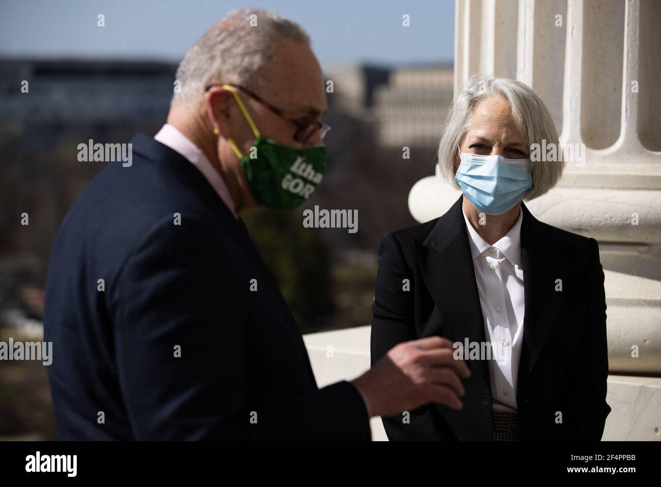 Il sergente del Senato degli Stati Uniti a Arms Karen Gibson guarda sopra mentre parla con il capo della maggioranza del Senato degli Stati Uniti Chuck Schumer (democratico di New York), su Capitol Hill, a Washington, lunedì, 22 marzo, 2021.Credit: Graeme Jennings/Pool via CNP/MediaPunch Foto Stock