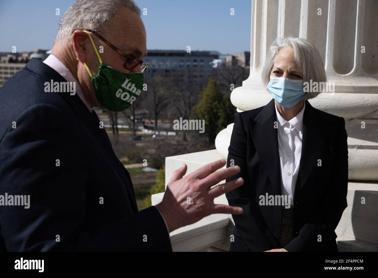 Il sergente del Senato degli Stati Uniti a Arms Karen Gibson guarda sopra mentre parla con il capo della maggioranza del Senato degli Stati Uniti Chuck Schumer (democratico di New York), su Capitol Hill, a Washington, lunedì, 22 marzo, 2021.Credit: Graeme Jennings/Pool via CNP/MediaPunch Foto Stock