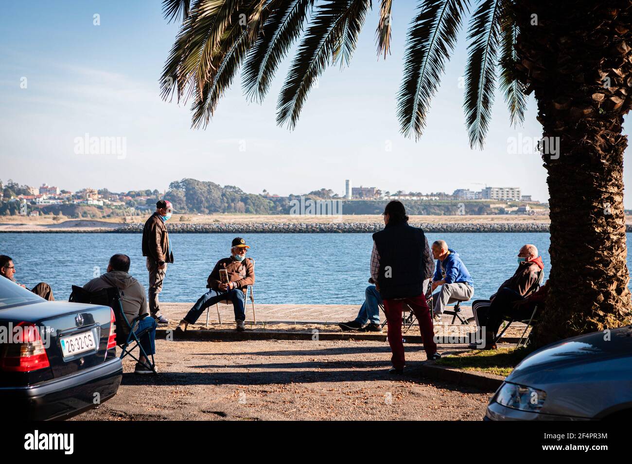 Porto, Portogallo. 22 marzo 2021. La gente gode del sole nella zona di Palmeiras. In Portogallo il blocco viene lentamente attenuato. In questa fase la maggior parte dei giardini sono aperti di nuovo, ma la gente è autorizzata solo a camminare, non bere alcol per le strade e stare in gruppi senza distanza sociale e maschere facciali. Ma da quando è arrivata la primavera, il tempo è più caldo e i più giovani stanno approfittando. Credit: SOPA Images Limited/Alamy Live News Foto Stock