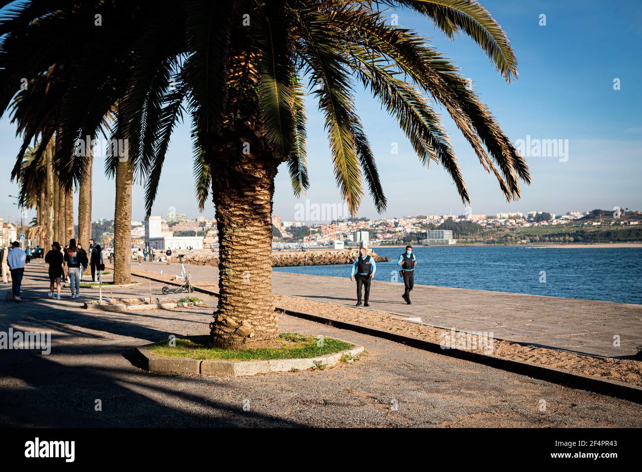 Porto, Portogallo. 22 marzo 2021. Gli agenti di polizia sono visti pattugliare la zona di Foz. In Portogallo il blocco viene lentamente attenuato. In questa fase la maggior parte dei giardini sono aperti di nuovo, ma la gente è autorizzata solo a camminare, non bere alcol per le strade e stare in gruppi senza distanza sociale e maschere facciali. Ma da quando è arrivata la primavera, il tempo è più caldo e i più giovani stanno approfittando. Credit: SOPA Images Limited/Alamy Live News Foto Stock