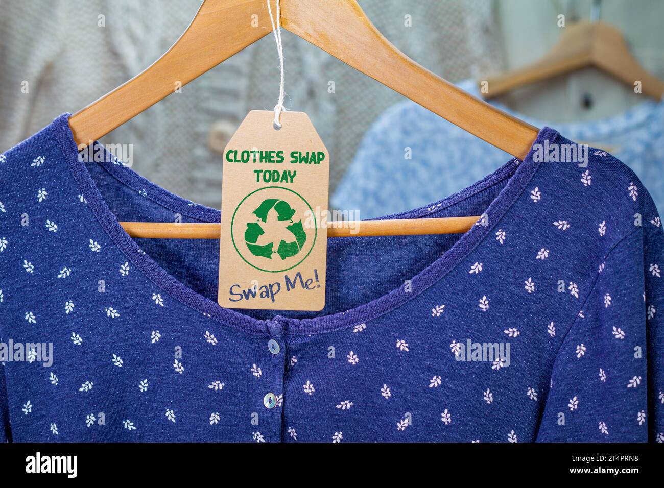 Abbigliamento Scambia e ricicla i vestiti icona su etichetta a swap party, la moda sostenibile e zero rifiuti, riciclare vestiti e tessuti per ridurre gli sprechi Foto Stock