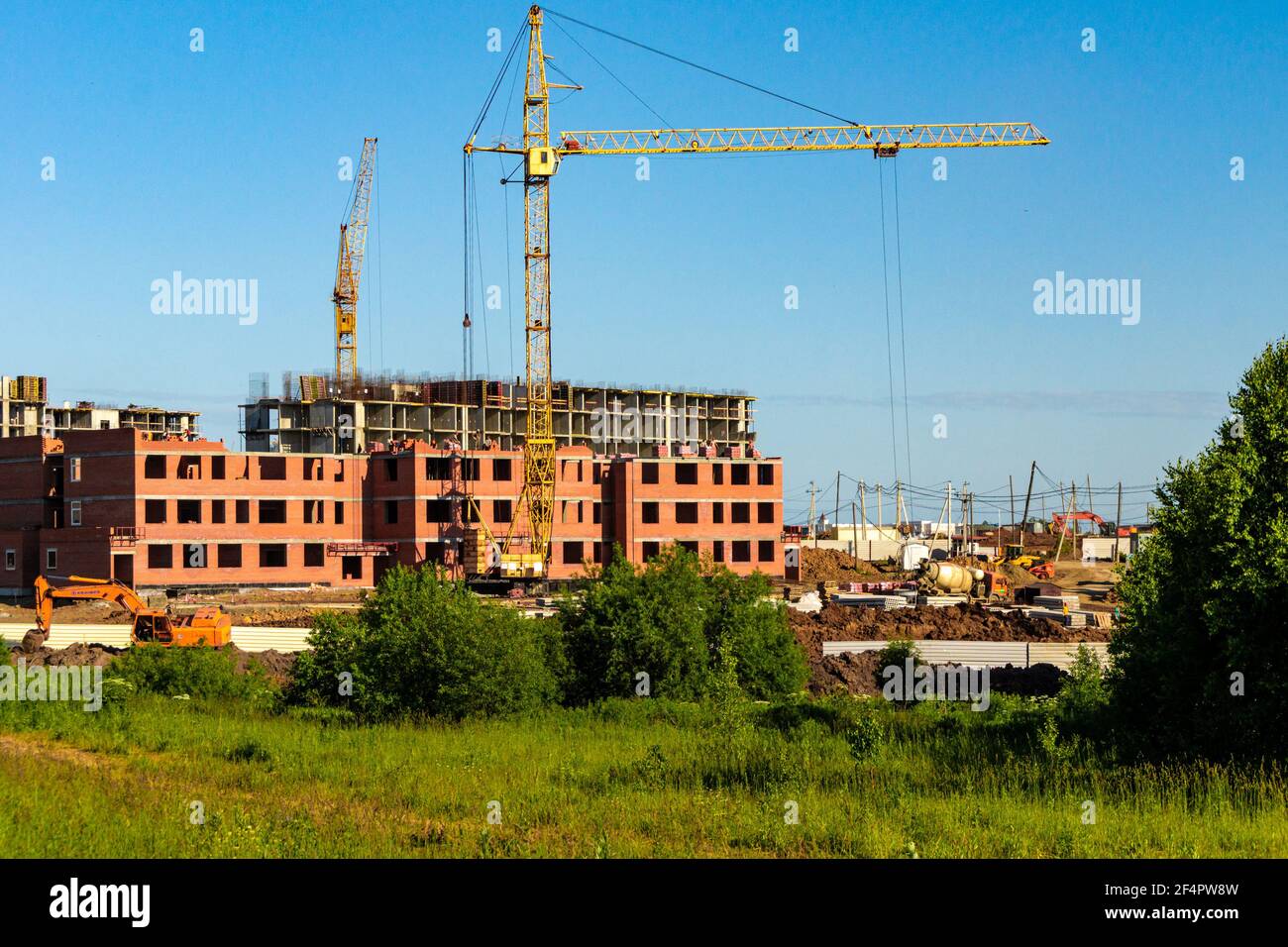 Kemerovo, Russia - 22 giugno 2020. Costruzione di un nuovo microdistretto della città satellite Lesnaya Polyana, costruzione di un asilo e residenza Foto Stock