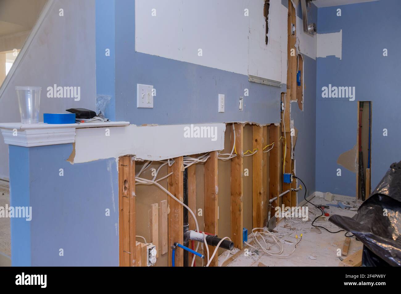 Le pareti di demolizione da cartongesso cartongesso cartongesso con materiale per le riparazioni in una cucina è in costruzione ristrutturazione, ristrutturazione. Foto Stock
