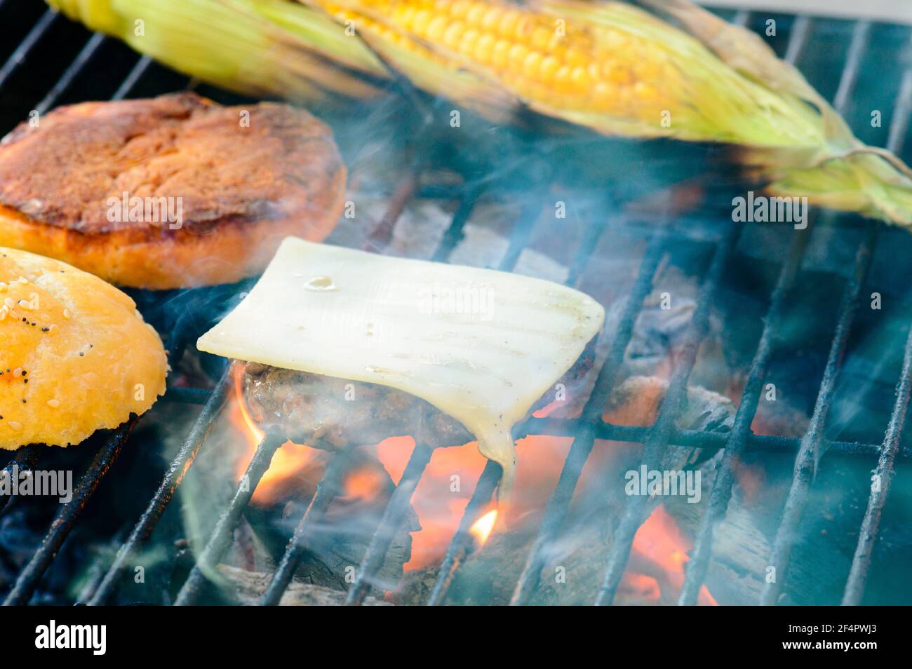 Grigliare hamburger fatti in casa sul barbecue Foto Stock