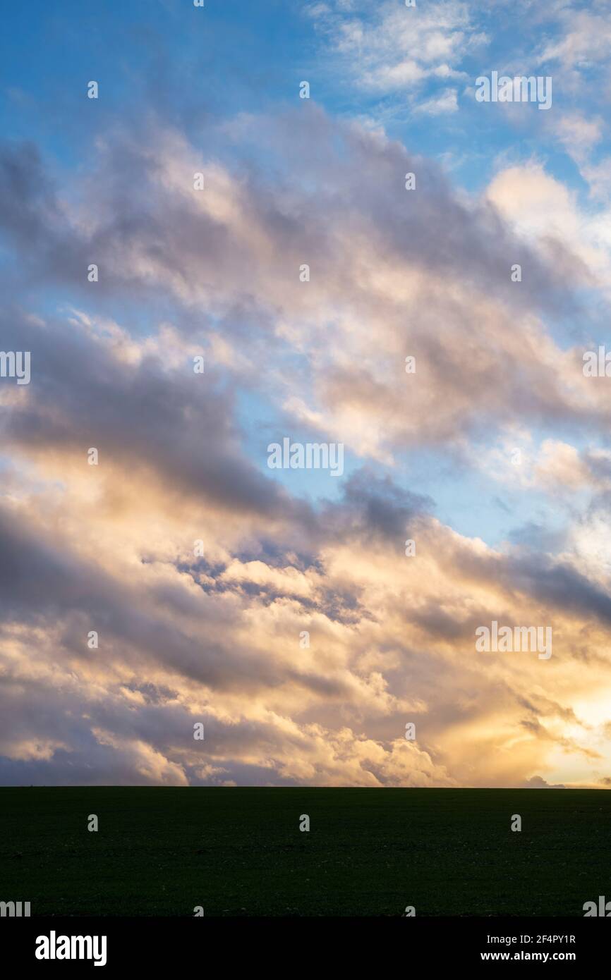 Nuvole al tramonto sulla campagna dell'Oxfordshire. Cotswolds, Oxfordshire, Inghilterra Foto Stock