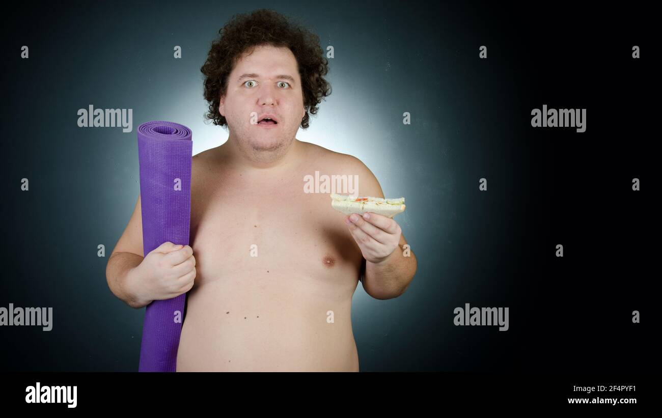 Uomo grasso. Obesità. Problemi di peso eccessivo! Foto Stock