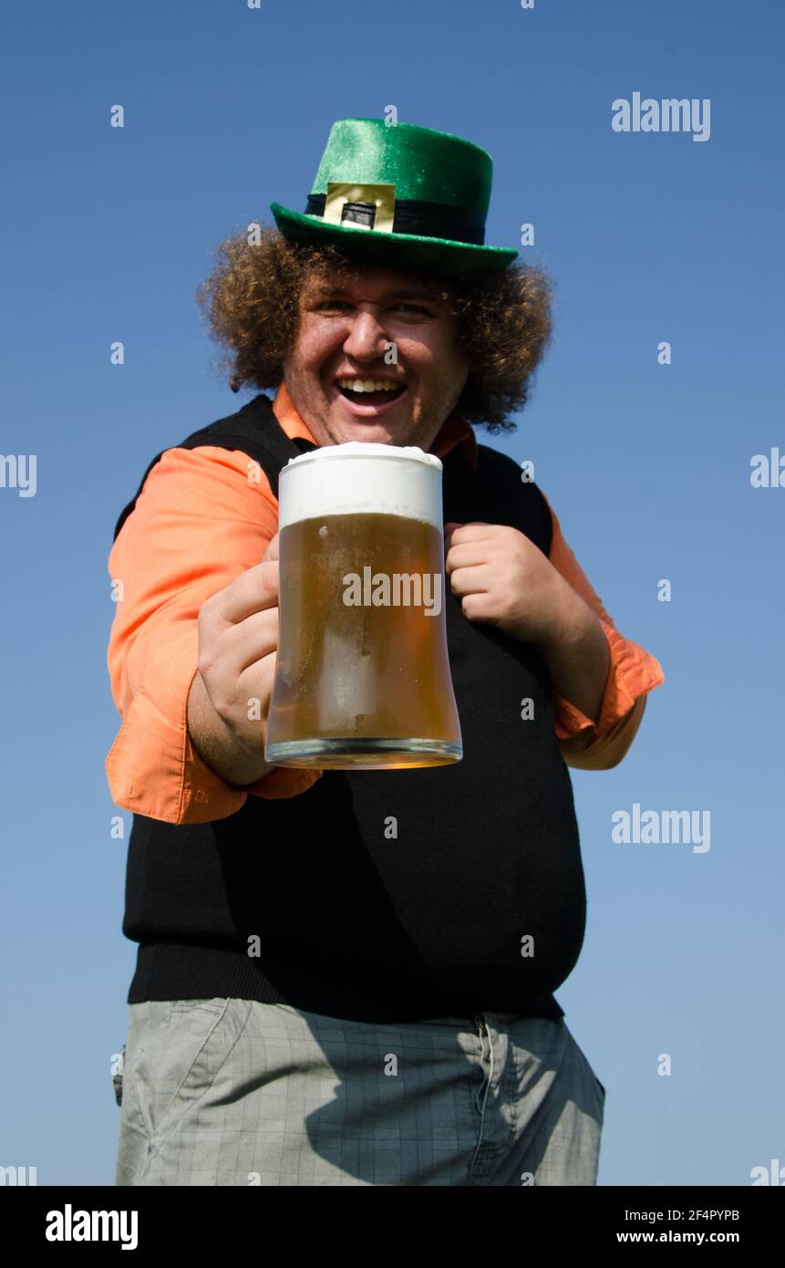 Divertente ragazzo grasso sta bevendo birra. Foto Stock
