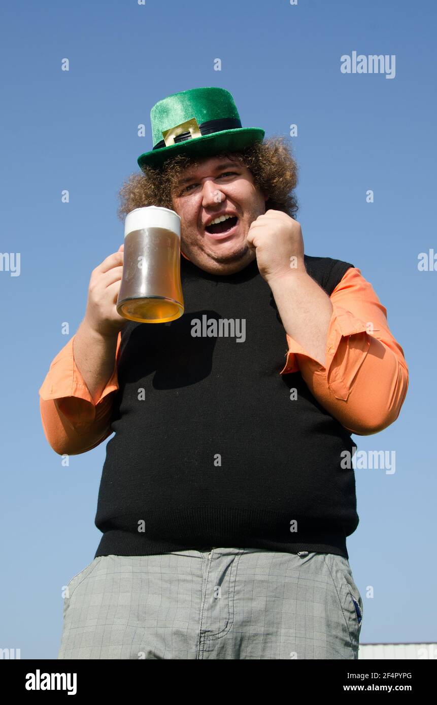 Divertente ragazzo grasso sta bevendo birra. Foto Stock